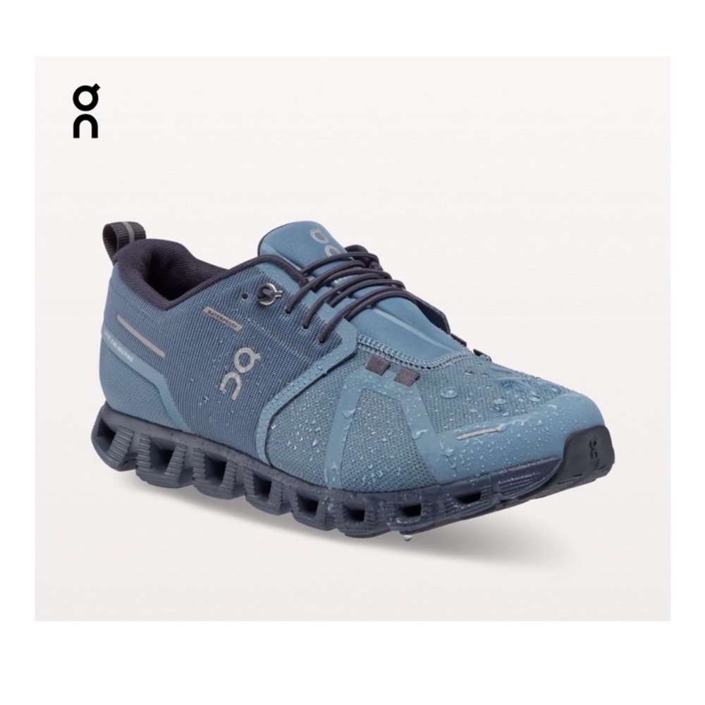 ON Cloud 5 Waterproof Running Shoes in Metal/Navy size 9.5